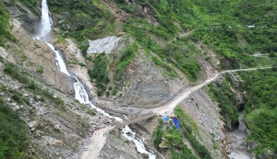  बेनी-जोमसोम खण्ड : रातिमा गाडी चलाउन नपाइने, भत्किएको सडक धमाधम बनाइँदै 